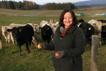Alena Anežka Gajdušková na farmě s krávami, foto: Jaroslav Jiřička